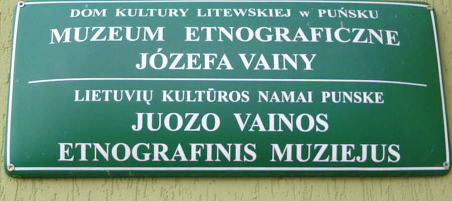 Tablica informacyjna Muzeum Etnograficznego w Puńsku. W gminie Puńsk 75% mieszkańców to Litwini. Tablice informacyjne wszystkich miejscowości są dwujęzyczne.