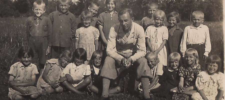 Wanda Wojtel na wycieczce klasowej (stoi trzecia z lewej) 