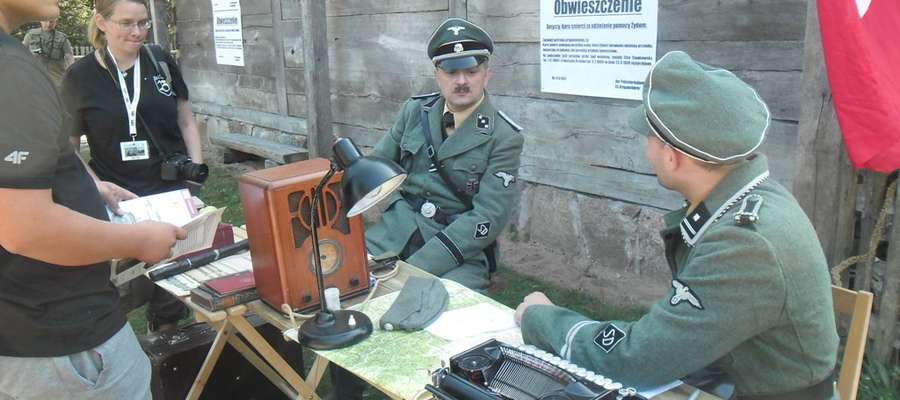 Niemiecki posterunek policji, w roli policjanta Bartosz Zamojski z Grupy Rekonstrukcyjnej „Barbarossa” z Gdańska