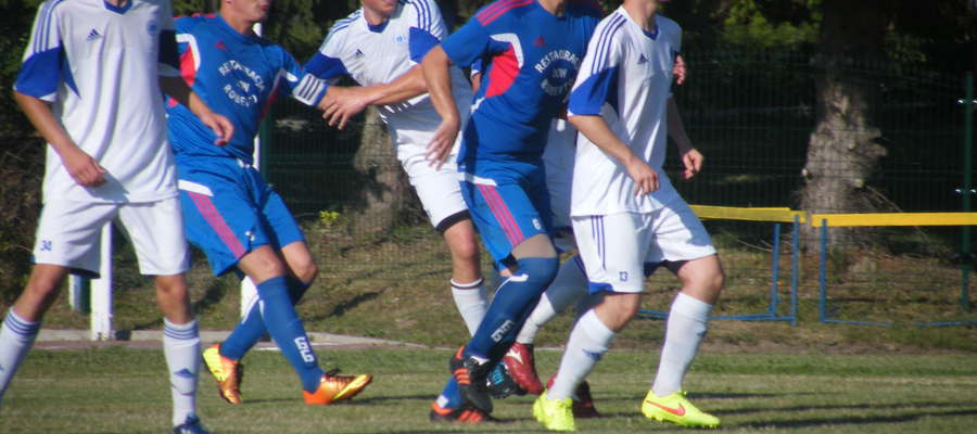 Para stoperów Gruszka (drugi z lewej)-Niedużak ( drugi z prawej) dobrze zagrała  w mecz z Olimpią II
