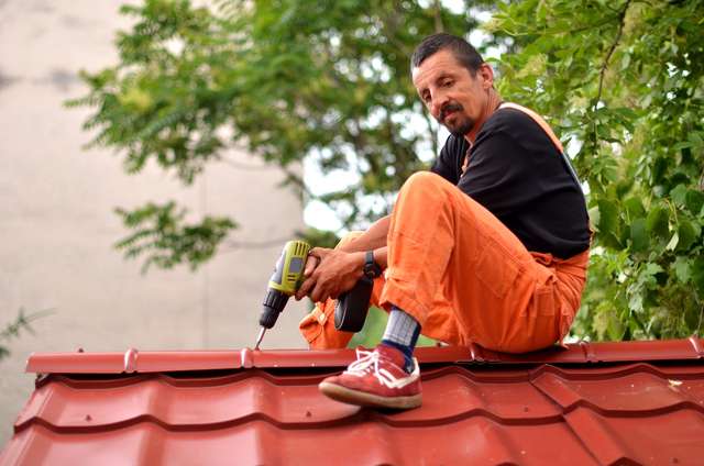 Dziurawy dach obniża wartość domu. Przygotowuj dach do zimy - full image