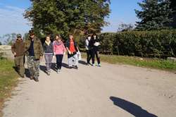 4 października 14 uczniów z Zespołu Szkół w Lelkowie, nauczyciele- organizatorzy akcji oraz myśliwi z Wojskowego Koła Łowieckiego „Łoś” w Olsztynie zebrali się w Dębowcu, aby przeprowadzić zbiórkę żołędzi i kasztanów