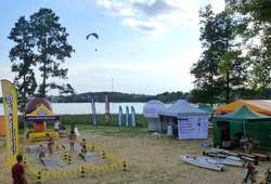 Przy sprzyjającej pogodzie można podziwiać Mazury z motolotni. Loty organizowane są od kwietnia do końca października