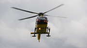 Nieprzytomnego kierowcę, który uderzył w drzewo przetransportowano helikopterem do szpitala