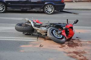 Motocyklista zginął w zderzeniu z samochodem. Policja apeluje o ostrożność