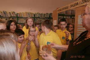 Uczniowie upiekli chleb w bibliotece