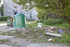Śmieci rozrzucone na Warszawskiej 