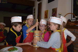 Uczniowie upiekli chleb i ubili masło. Wycieczka do ,,Zapiecka