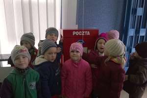 Przedszkolaki z "Bajki" obchodzą Światowy Dzień Poczty...