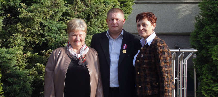 Od lewej: dyrektor szpitala Elżbieta Gelert, Jarosław Figurski i Bożena Maksymiuk