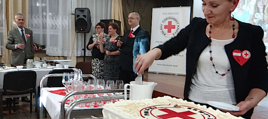 Prezes nowomiejskiej organizacji — Ewa Pielak zaczyna dzielić jubileuszowy tort