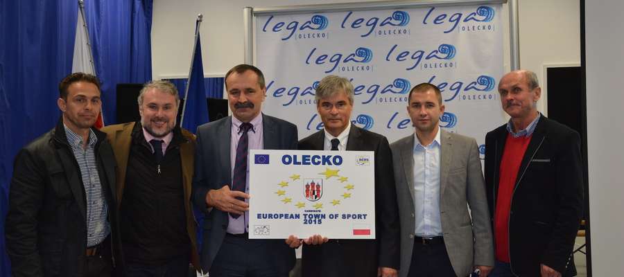 Delagacja ACES (drugi z lewej stoi Hugo Alonso) w towarzystwie władz miasta i dyrektora MOSiR w Olecku