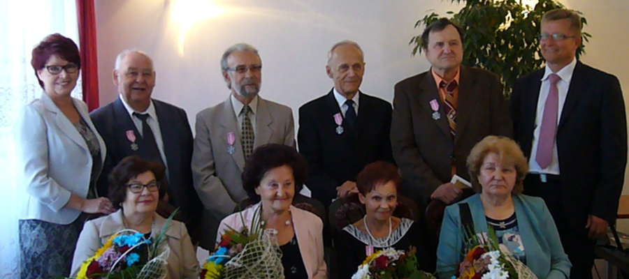 Jubilaci (od lewej: Olga i Stanisław Pakulscy, Helena i Zygmunt Wasilewscy, Maria i Grzegorz Szewczykowie
Halina i Wacław Danilewiczowie w towarzystwie kierownik USC Haliny Hejman (pierwsza z lewej) oraz burmistrza Artura Wajsa (z prawej)