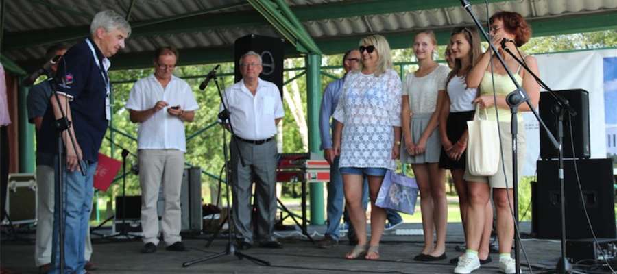 Nauczyciele z Zespołu Szkół nr 1 w Giżycku dziękowali Tadeuszowi Sznukowi (z lewej) za pomoc w organizacji obchodów 50-lecia szkoły