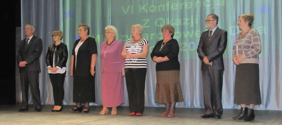 Waldemar Gajowniczek (drugi z prawek) oraz wszyscy nominowani w konkursie na "Najaktywniejszego Seniora 2014"