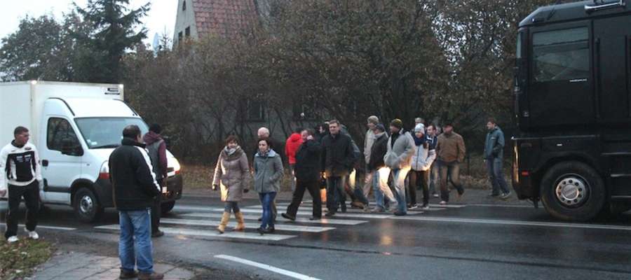 Mieszkańcy protestują na przejściu dla pieszych na ulicy Obwodowej