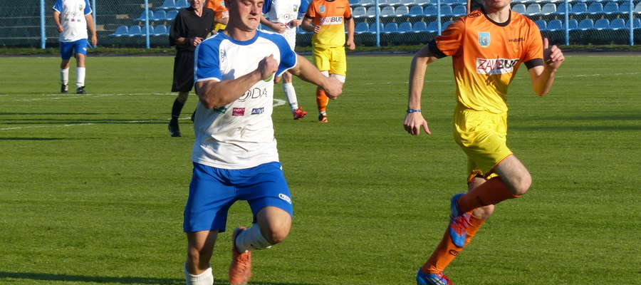 Przy piłce Krystian Kaszlewicz, strzelec gola dla GKS-u w meczu z ekipą z Iławy