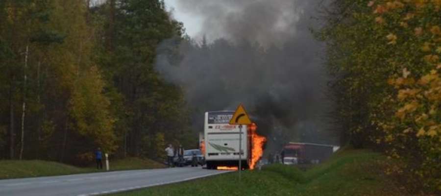 Autobus stanął w płomieniach, gdy wysiadali ostatni uczestnicy pechowej wycieczki.