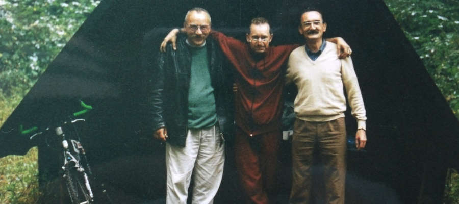Po prawej stronie w jasnym sweterku zaginiony Stanisław Sarzyński. Po lewej , w jasnych spodniach mężczyzna z którym chce nawiązać kontakt brat zaginionego.