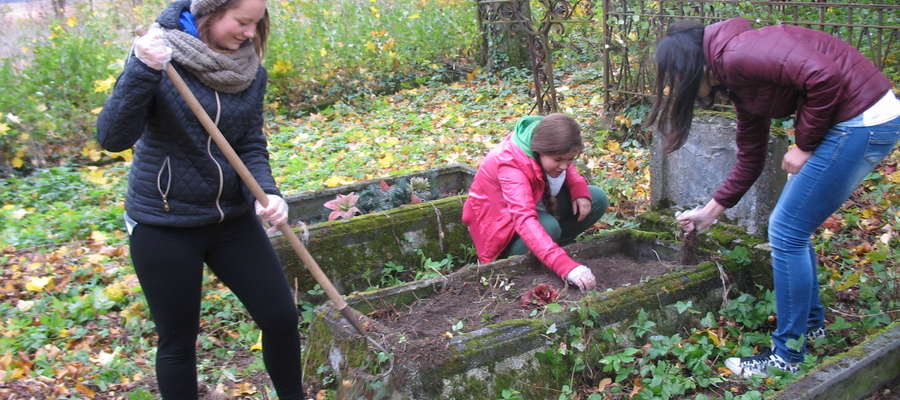 Uczennice porządkowały groby na cmentarzu w Durągu