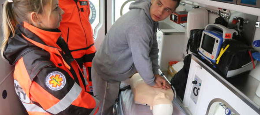 Szkolenie z udzielania pierwszej pomocy w karetce pogotowia, która stanęła w poniedziałek (13 października) przy ul. Bałtyckiej w Olsztynie.