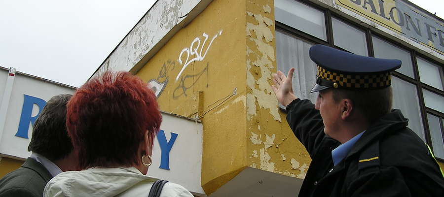W 2004 roku Elblągu odnotowano uszkodzenia m.in. w salonie fryzjerskim przy ul. Nowowiejskiej, gdzie wypadło okno. Naruszona została także konstrukcja drzwi