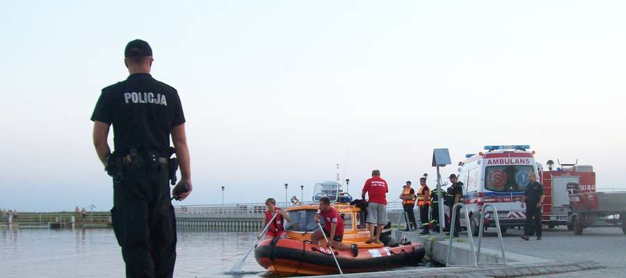 Poszukiwania 19-latka na plaży miejskiej w Węgorzewie nad Mamrami (6 sierpnia 2013 r.) prowadzili węgorzewscy strażacy, grupa wodno-nurkowa z KP PSP w Giżycku i ratownicy Mazurskiego Ochotniczego Pogotowia Ratunkowego