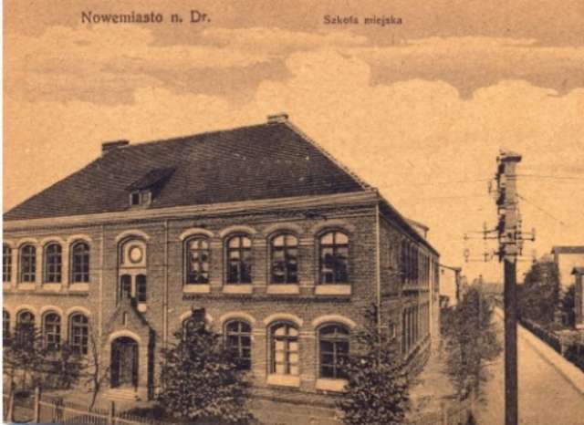 Tak budynek szkoły wyglądał w okresie międzywojennym