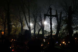 Wieczorny cmentarz w dzień Wszystkich Świętych