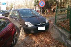 Kolejne przykłady parkowania bez wyobraźni w Olsztynie