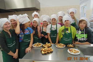 Uczniowie gotują w profesjonalnej kuchni