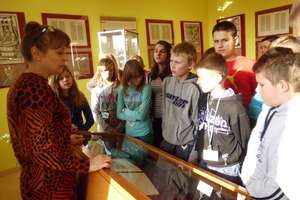 Uczniowie z wizytą w lubawskiej bibliotece