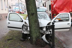 Wypadek przy ul. Pieniężnego w Olsztynie. Kobieta uderzyła w drzewo