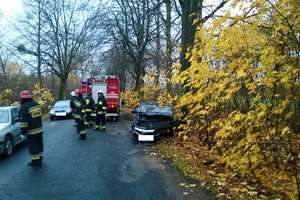 Opel uderzył w drzewo. Trzy osoby w szpitalu 