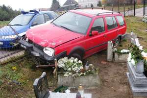 Wjechał na cmentarz i zaparkował auto między grobami