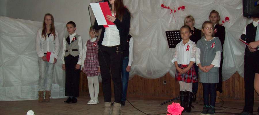 Młodzież  i dzieci przygotowały pieści i wiersze patriotyczne