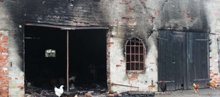 Ogniem objęte było pomieszczenie warsztatowe, a pożar stanowił zagrożenie dla całego budynku