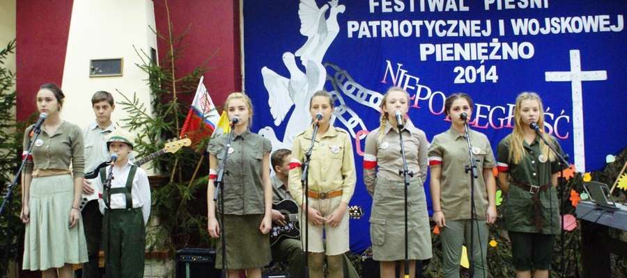 
Przez dwa dni (07- 08.11) w Środowiskowym Domu Samopomocy Bajka w Pieniężnie odbył się już po raz XIX Festiwal Piosenki Patriotycznej i wojskowej