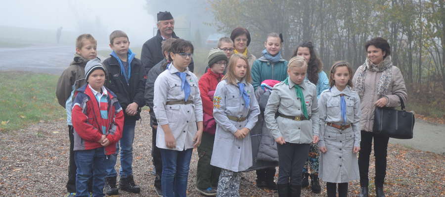 Uczniowie odwiedzili miejsce pamięci 1 listopada 