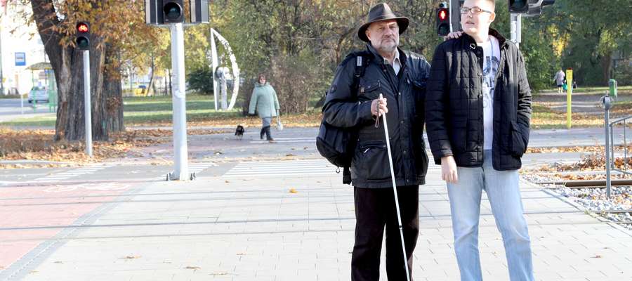 Pan Waldemar (z lewej) w wyniku choroby stracił wzrok. Nie przeszkodził mu to jednak w dalszej twórczości