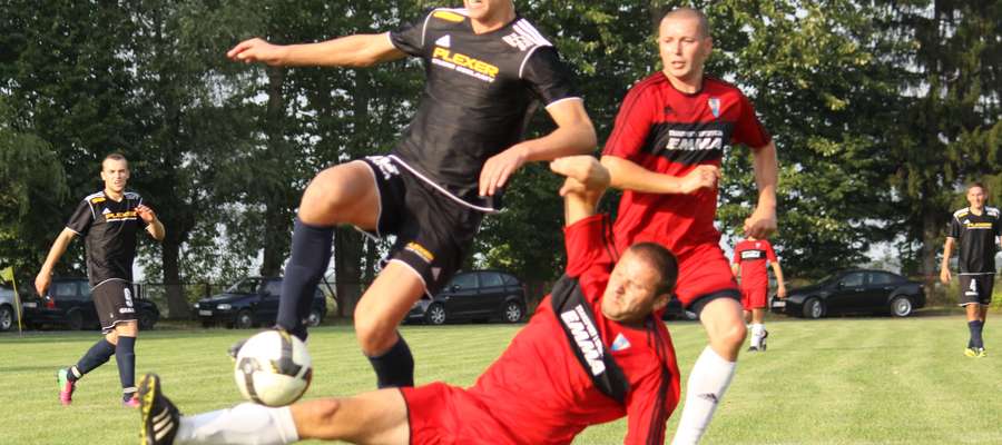 Adrian Sokołowski (Granica Bezledy) strzelił w Knopinie trzy gole. Na zdjęciu podczas meczu obu drużyn z sierpnia tego roku