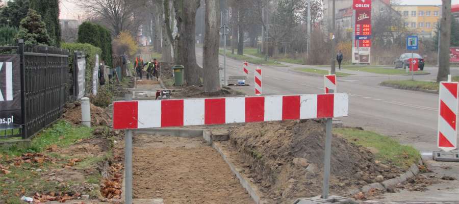 Nowy odcinek chodnika powstaje od skrzyżowania z ul. Mielczarskiego do cmentarza Żołnierzy Armii Czerwone