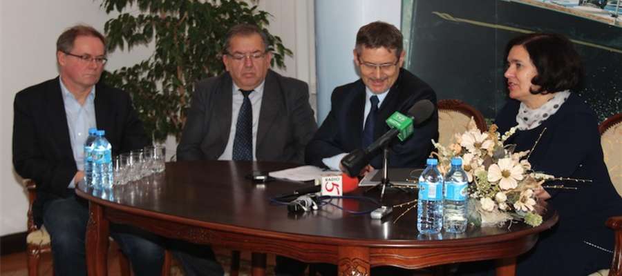Konferencja prasowa wiceministra Janusza Cichonia (drugi od prawej)