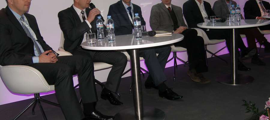 Podczas panelu dyskusyjnego "Jak skutecznie budować dobry klimat inwestycyjny i przyciągać inwestorów?". Z mikrofonem prezes Sławomir Gutkowski (WMF "Poręczenia Kredytowe"), z lewej dyrektor Radosław Zawadzki 