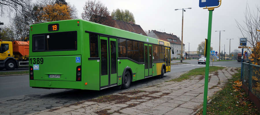 Pasażerowie korzystający z przystanku przy ul. Browarnej nie mają gdzie się schować przed deszczem