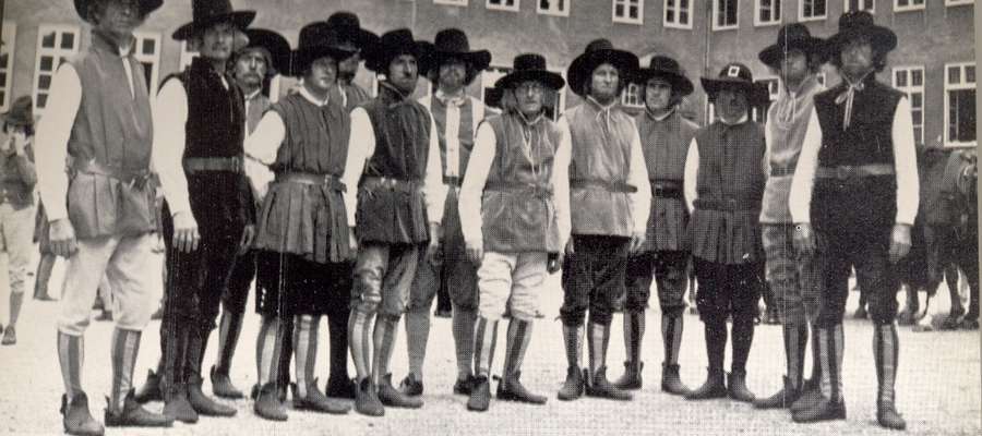 Uczestnicy pochodu jubileuszowego na dziedzińcu Szkoły Henryka von Plauena (obecnie Urząd Miejski w Elblągu)