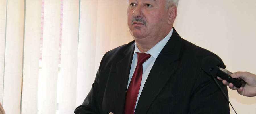 Burmistrz Jan Wójcik podczas sesji na której radni wygasili mu mandat.