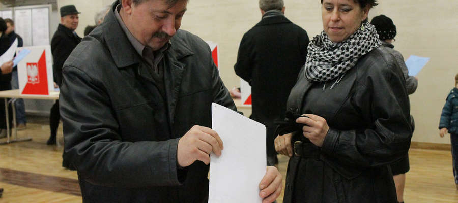 Małżeństwo głosujące w OKW nr 1 w Bisztynku.