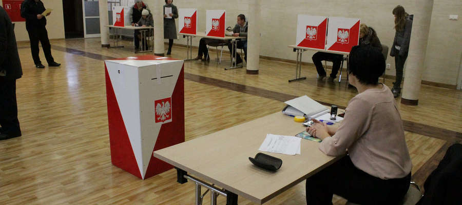 Lokal wyborczy w Bisztynku. Cztery osoby z gminy Bisztynek mogą objąć mandaty radnych powiatowych. To zależy od wyników wyborów burmistrza Bisztynka i burmistrza Sępopola.