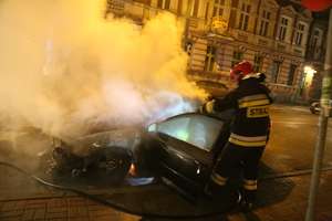 Pożar audi na Warmińskiej w Olsztynie. Policja nie wyklucza podpalenia